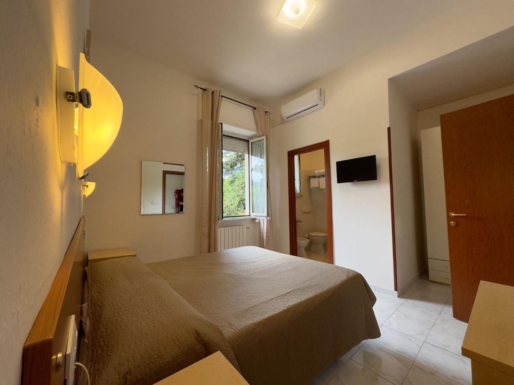 Hotel Villa Robinia ジェンツァーノ・ディ・ローマ エクステリア 写真