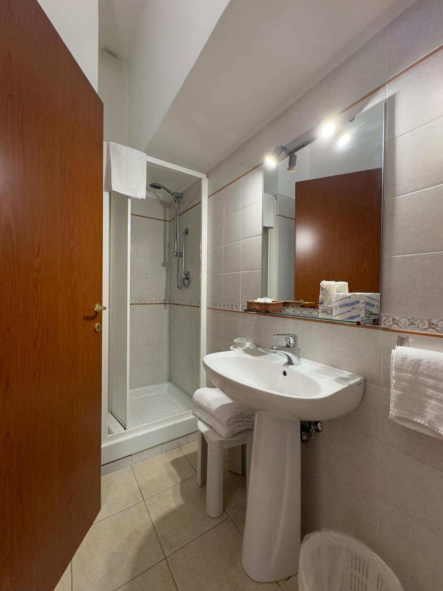 Hotel Villa Robinia ジェンツァーノ・ディ・ローマ エクステリア 写真
