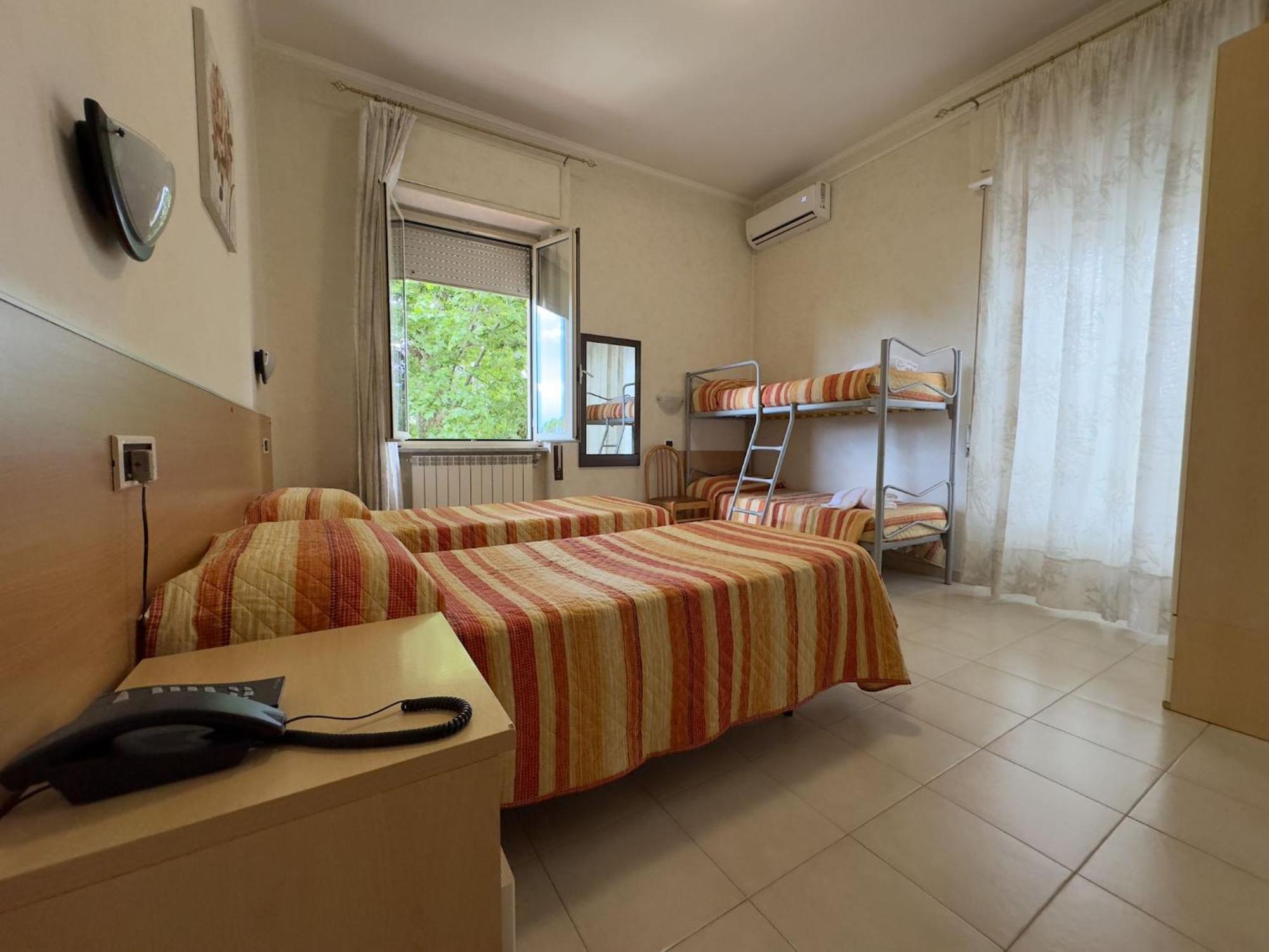 Hotel Villa Robinia ジェンツァーノ・ディ・ローマ エクステリア 写真