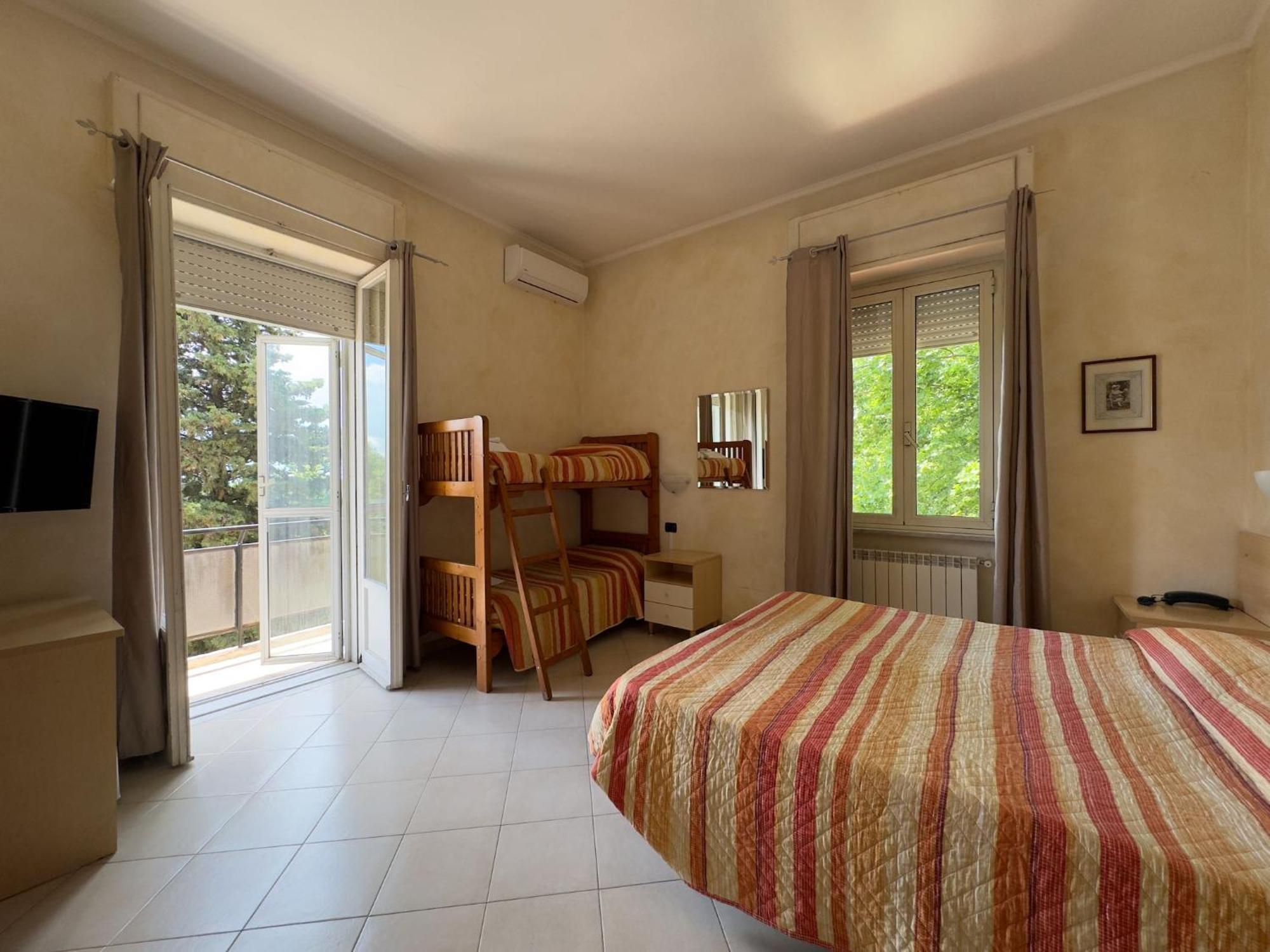 Hotel Villa Robinia ジェンツァーノ・ディ・ローマ エクステリア 写真