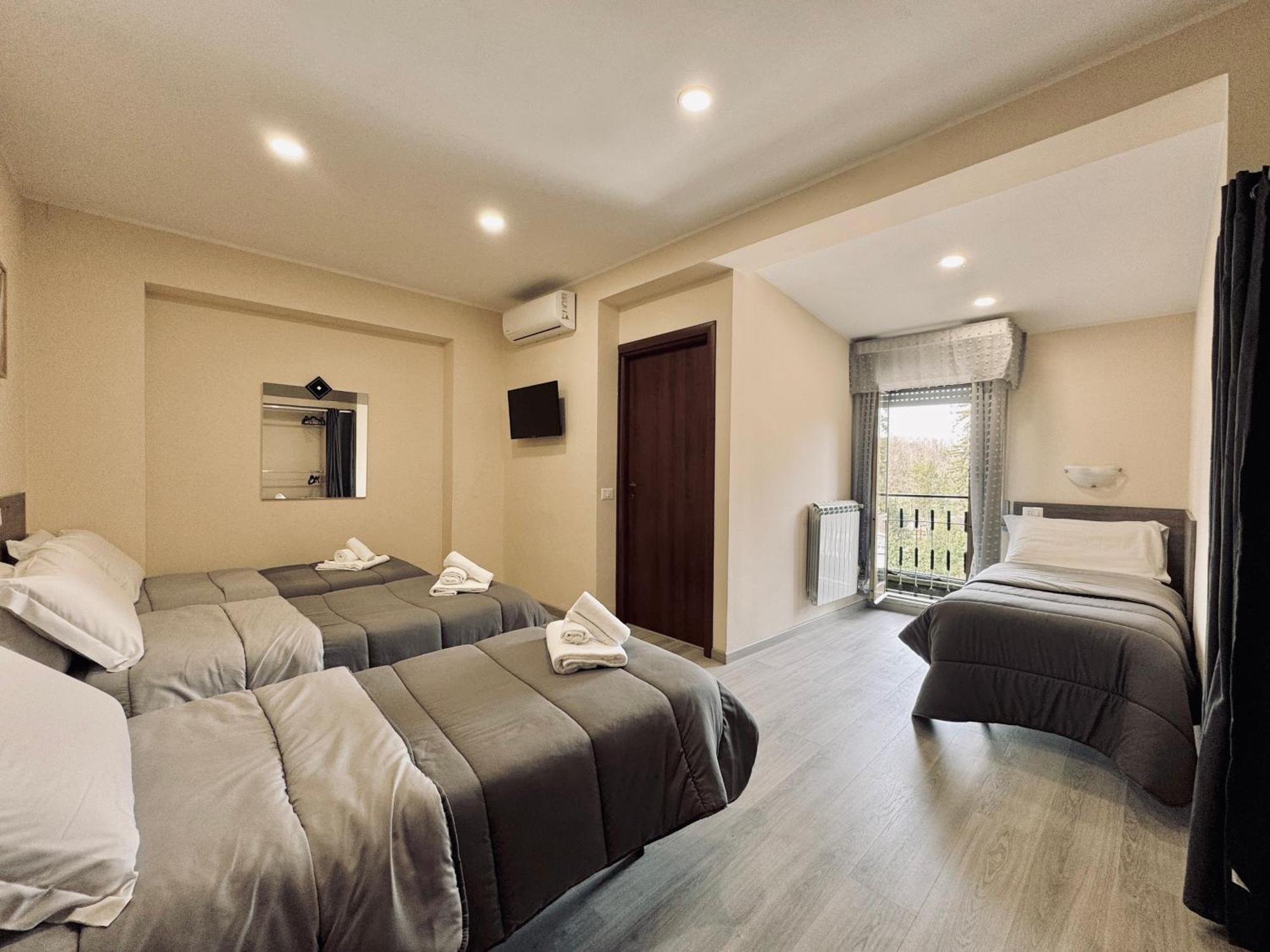 Hotel Villa Robinia ジェンツァーノ・ディ・ローマ エクステリア 写真