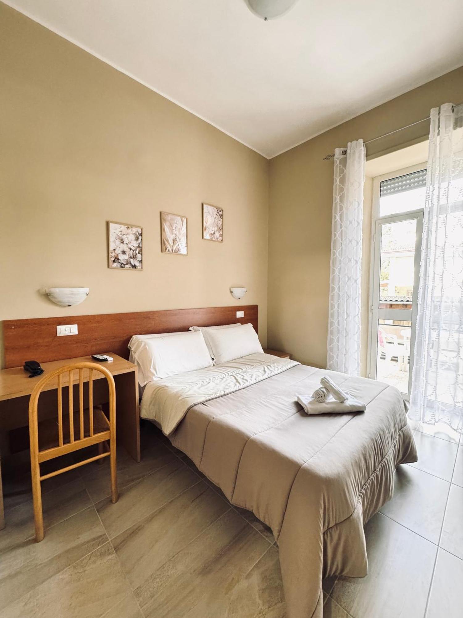 Hotel Villa Robinia ジェンツァーノ・ディ・ローマ エクステリア 写真