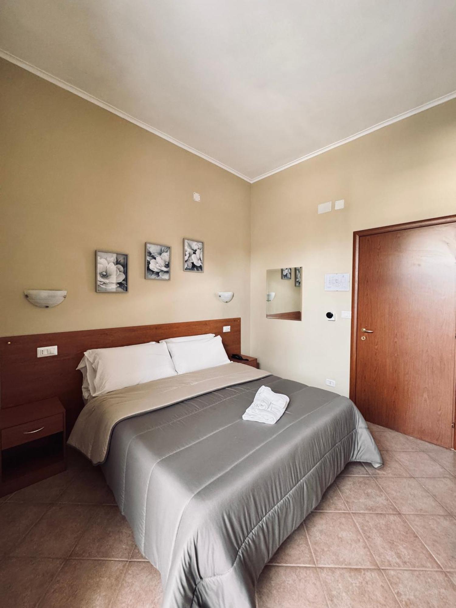 Hotel Villa Robinia ジェンツァーノ・ディ・ローマ エクステリア 写真