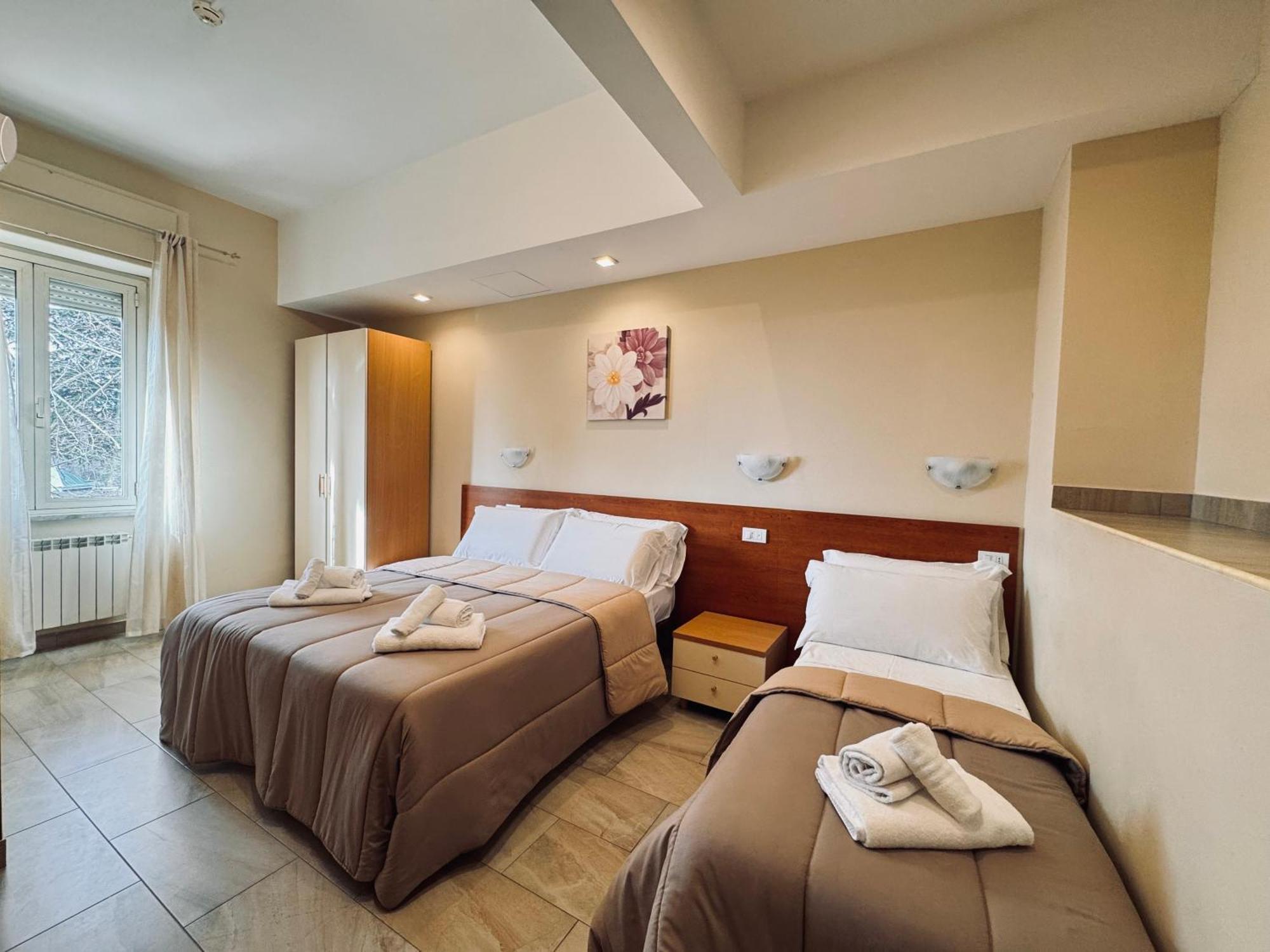Hotel Villa Robinia ジェンツァーノ・ディ・ローマ エクステリア 写真
