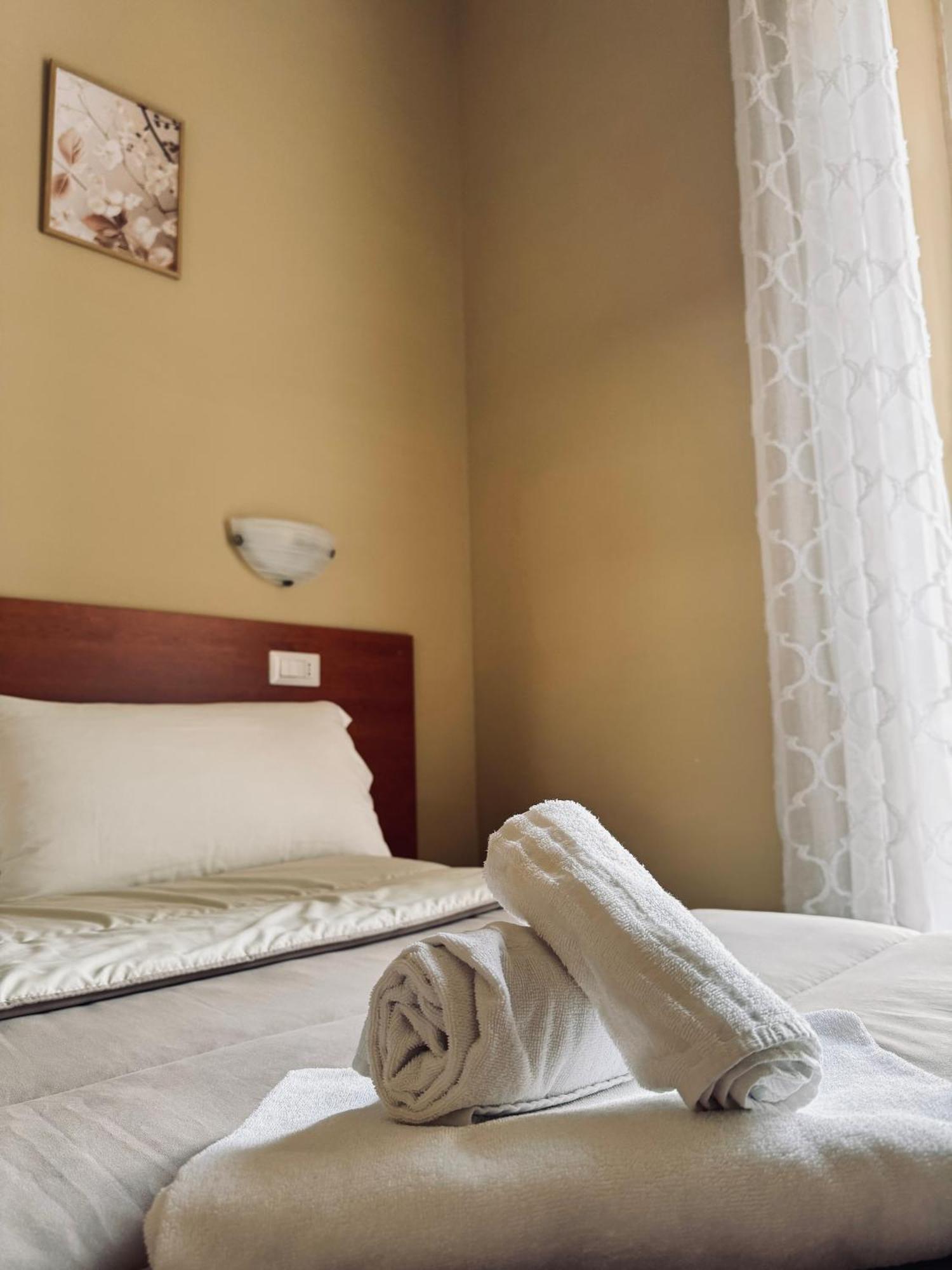 Hotel Villa Robinia ジェンツァーノ・ディ・ローマ エクステリア 写真