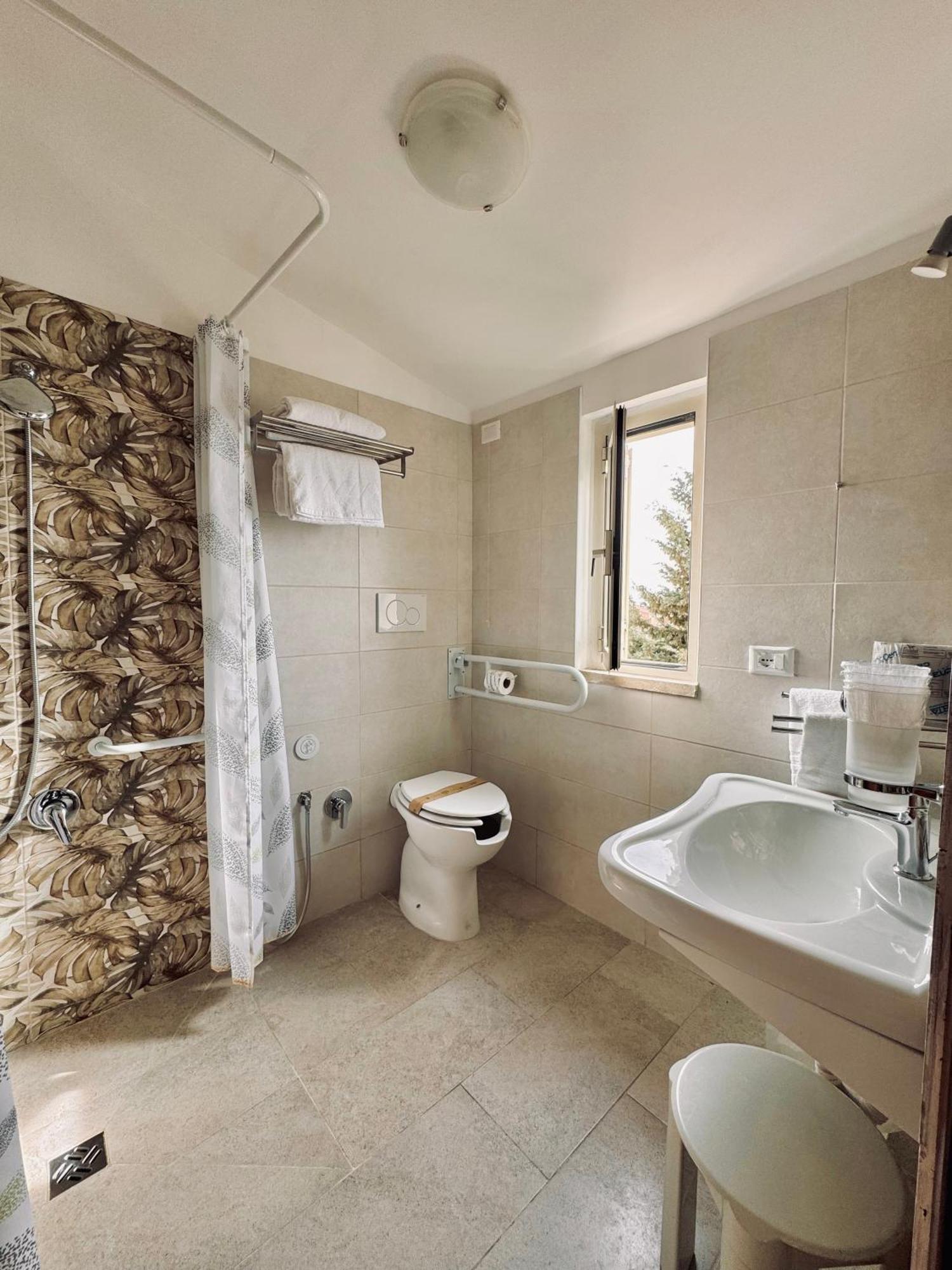 Hotel Villa Robinia ジェンツァーノ・ディ・ローマ エクステリア 写真