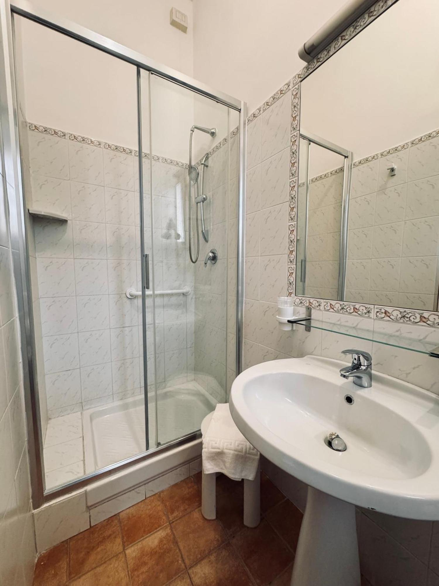 Hotel Villa Robinia ジェンツァーノ・ディ・ローマ エクステリア 写真