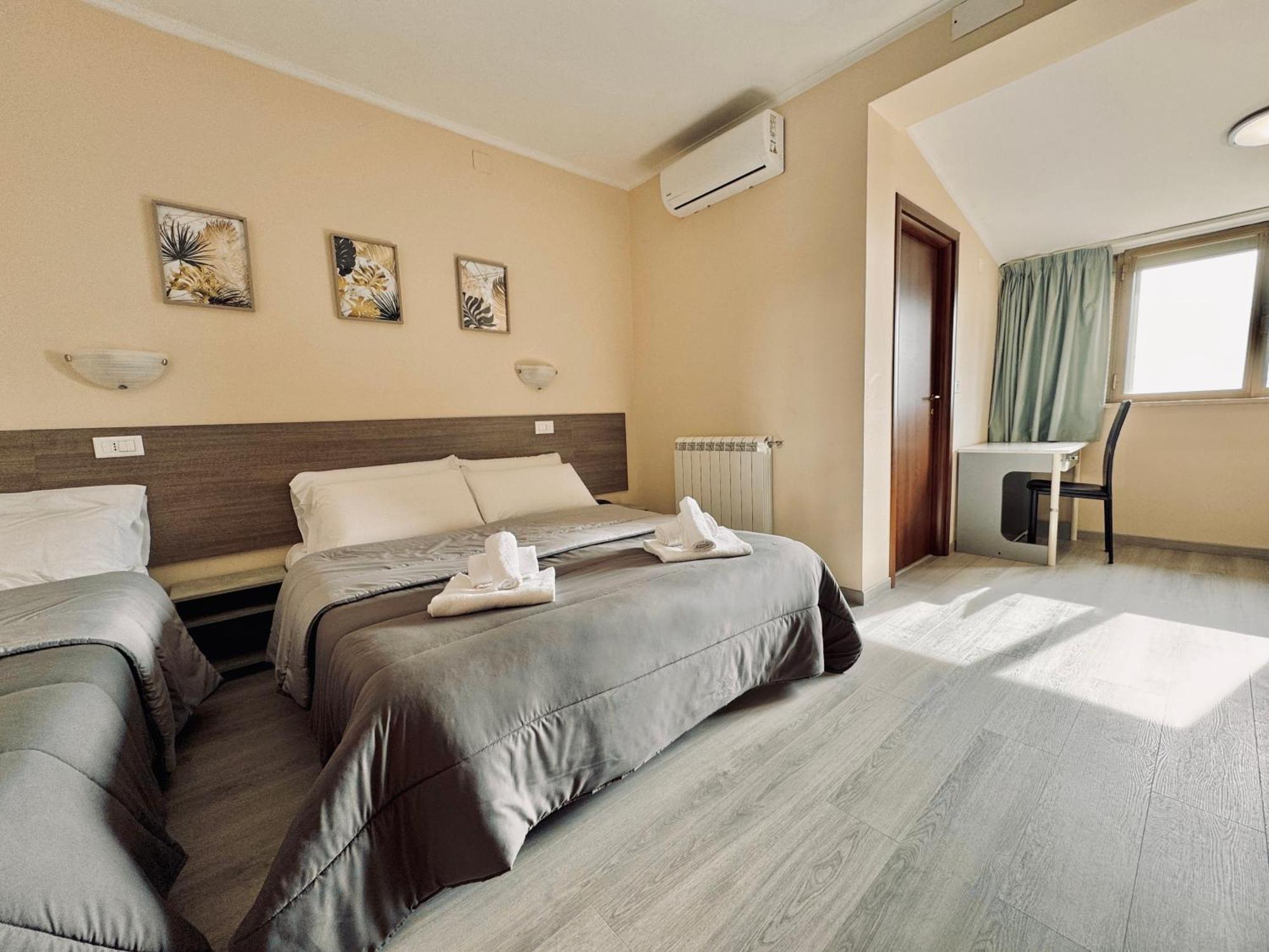 Hotel Villa Robinia ジェンツァーノ・ディ・ローマ エクステリア 写真